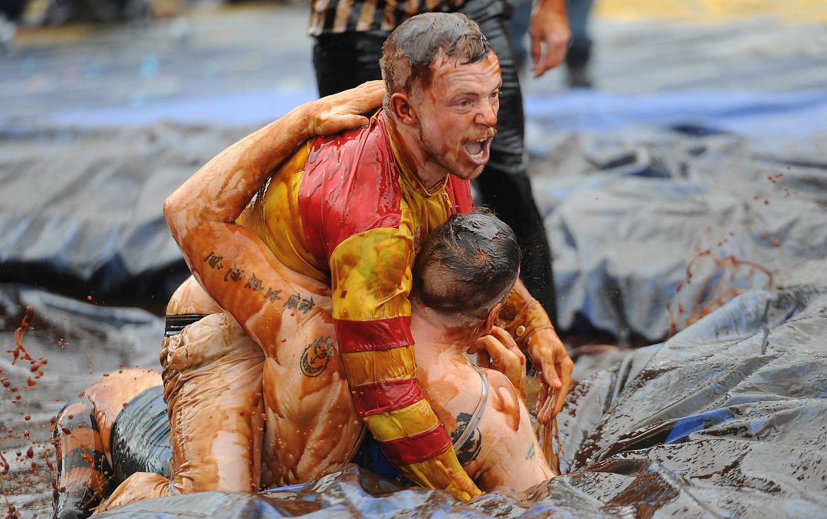 ayx.com-球场上的争夺让人们目不转睛，全情投入(篮球场争夺战反映了什么问题,应该如何解决这一问题)